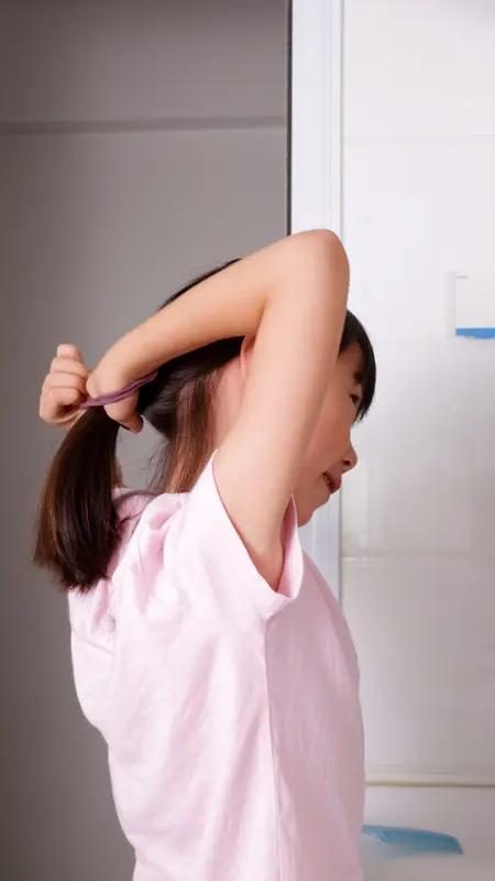 我现在每天坚持做的事是梳头操。俗话说“头梳百遍，病少一半”，这可不是瞎说。头部有