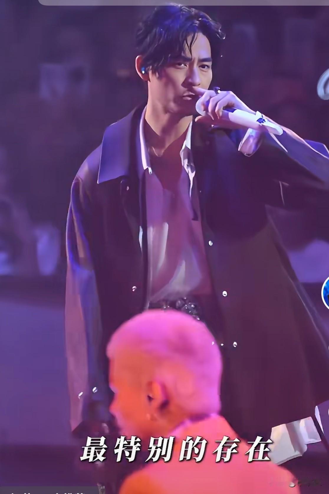 周渝民当年凭花泽类火遍全网，是多少人的童年男神。可只要看过他现场唱歌的人，都会注