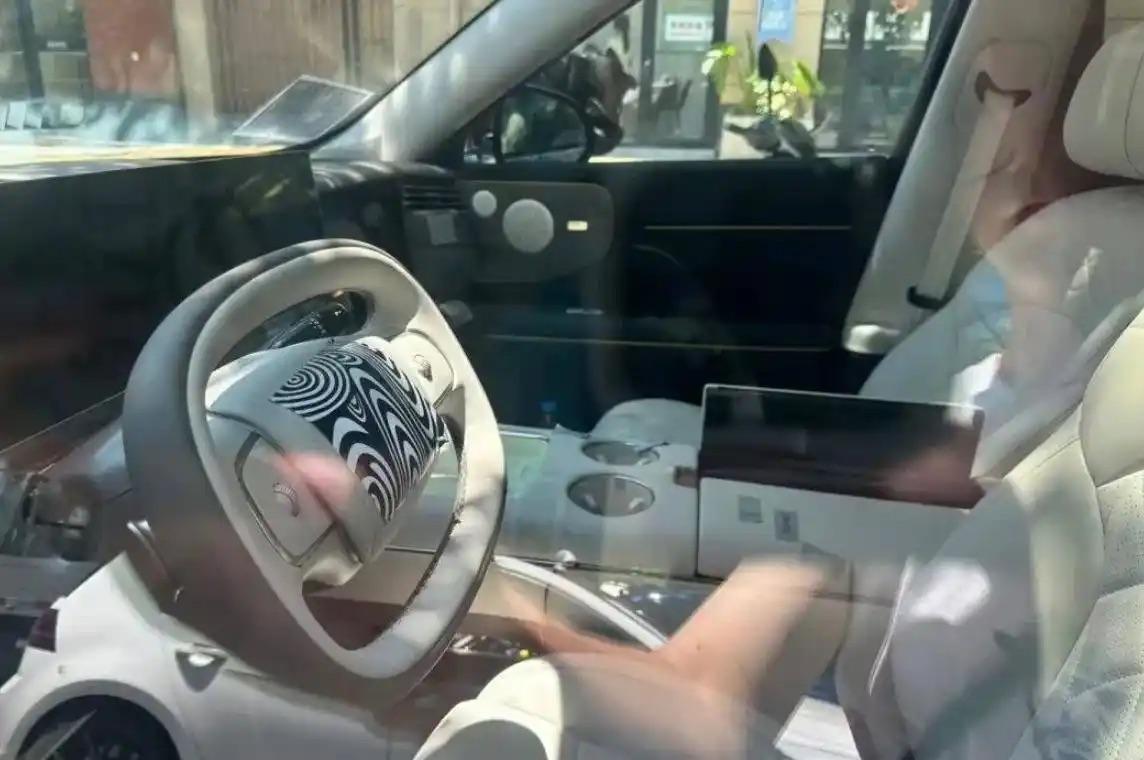 智己LS9伪装照曝光，采用全新设计语言，增程6座大型SUV。新车尺寸非常大，轴距