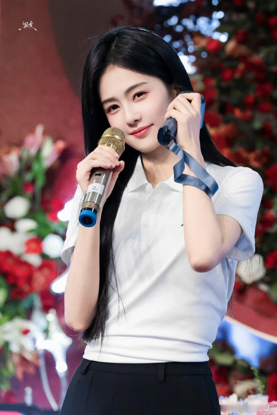 白鹿短发好干练白鹿短发也可以性感和可爱复古光影衬托白鹿短发造型，清爽干练消解冗余
