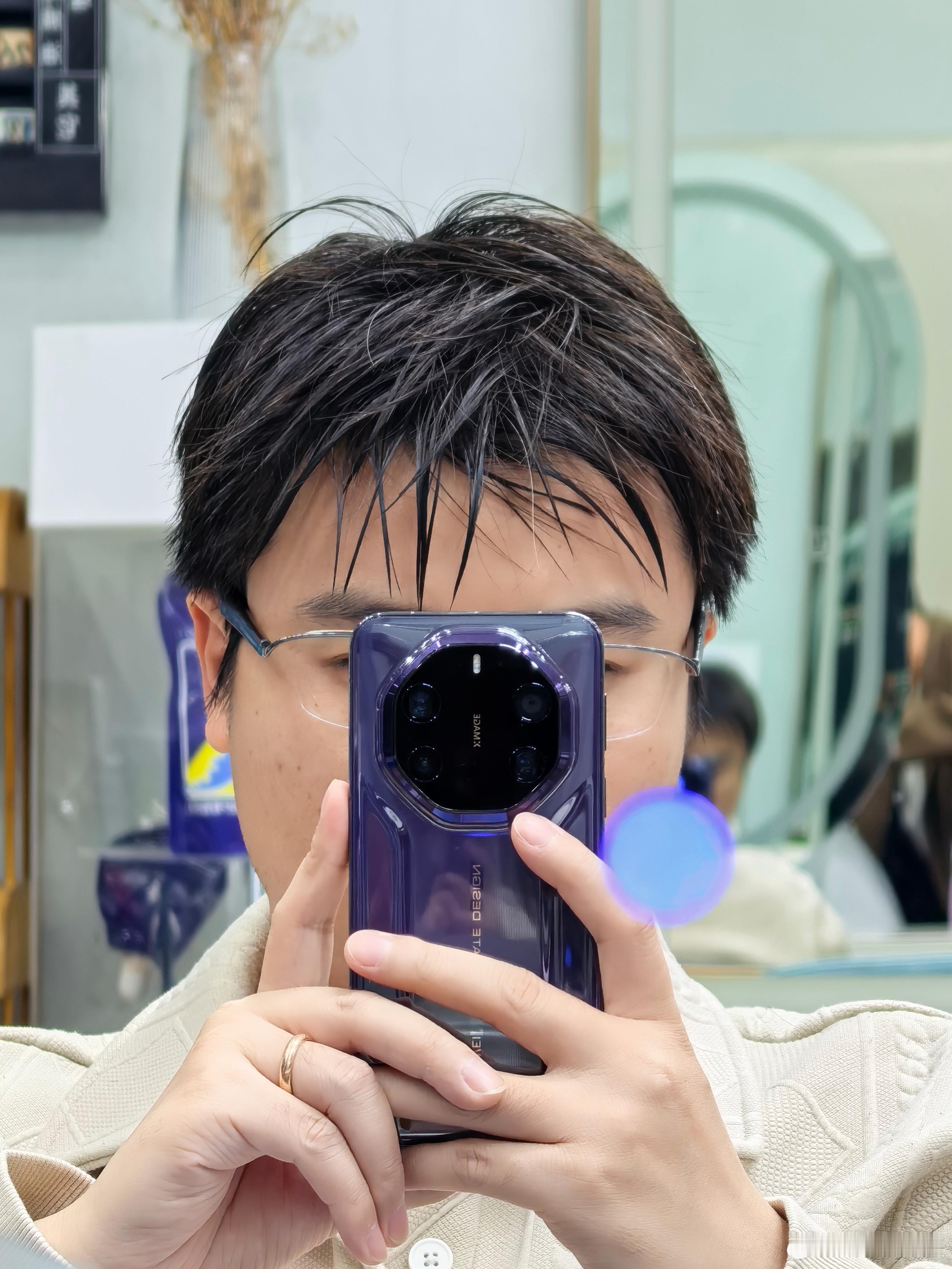 怎么办，胖了好多，手机现在都挡不住半边脸了！😂头发也白了很多，要变老登了！🥲