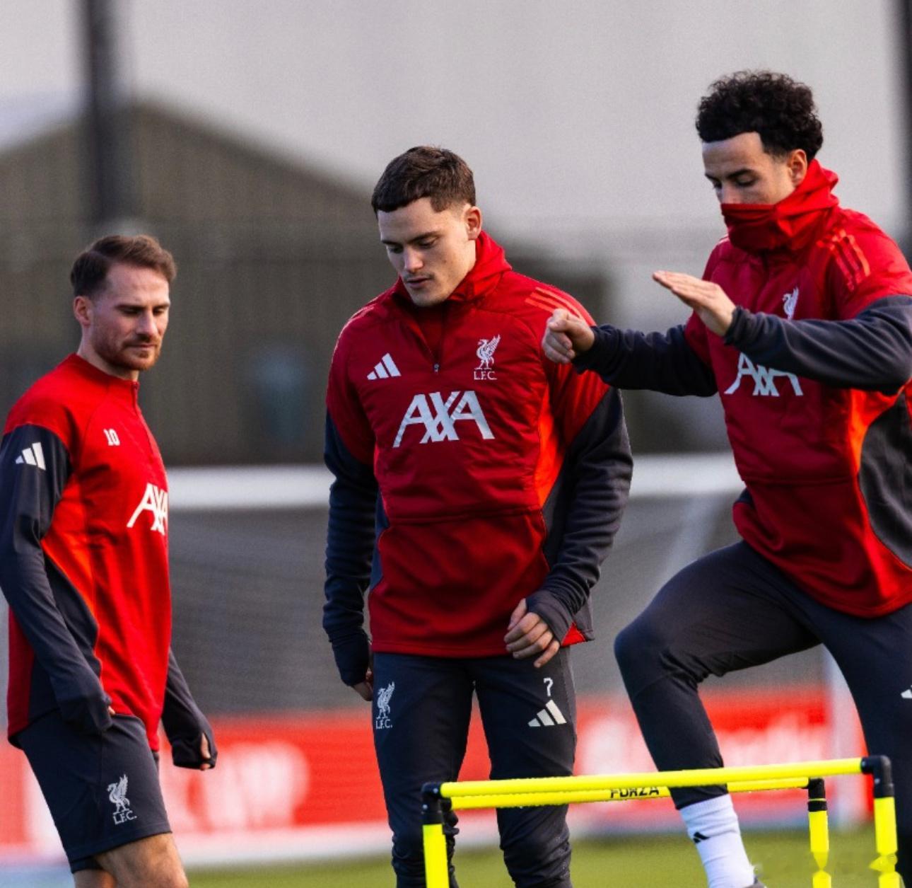 12月8日讯 利物浦通过官网公布欧冠客战国际米兰的大名单，萨拉赫不在阵中，范戴克