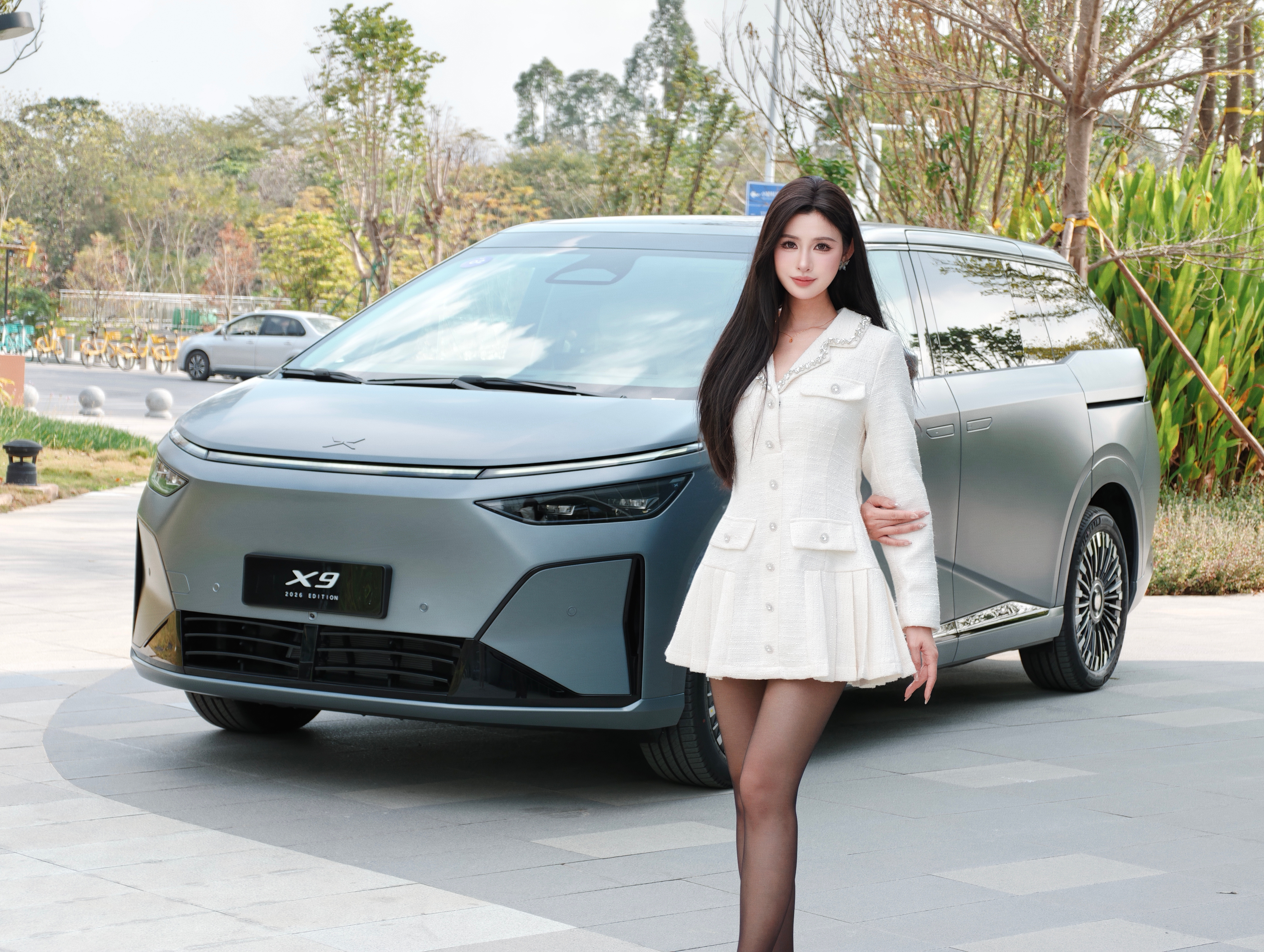 全面对齐超级增程的26款小鹏X9纯电版到底有什么变化丝姬上车来试试 最明显的就是