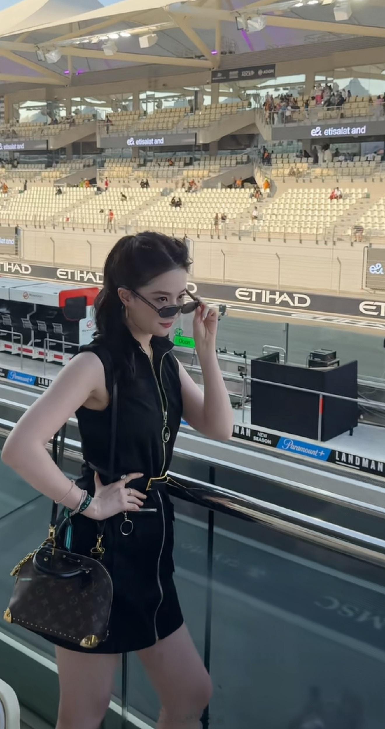 刘亦菲阿布扎比观赛F1看到神仙姐姐又去阿布扎比了去年此刻也在亚斯码头赛道 看过绝