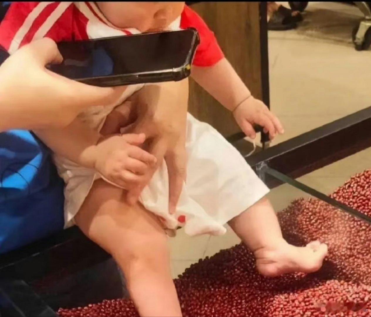 尖叫瓶盖 不密封 还有这种的呢，家长呢？家长管吗？家长就是抱着孩子往里伸的吧。之