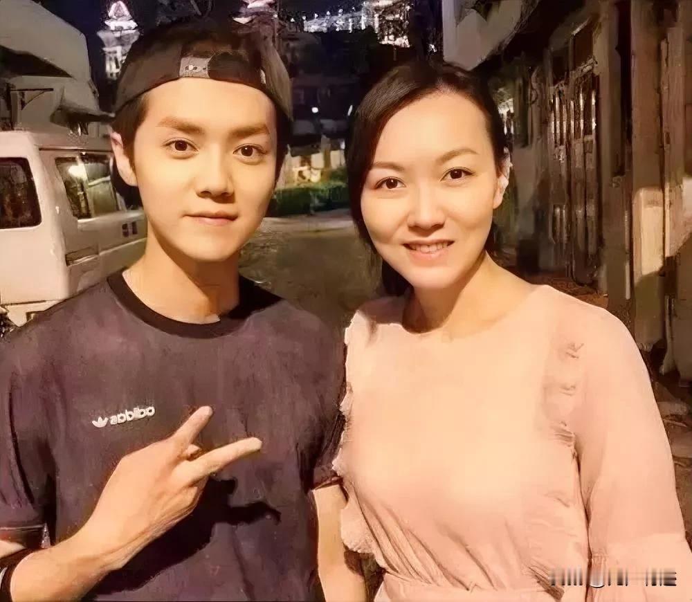 鹿晗妈妈长得真漂亮，虽然有了些年纪，但是从五官上看，年轻时候绝对是一个美人没跑！