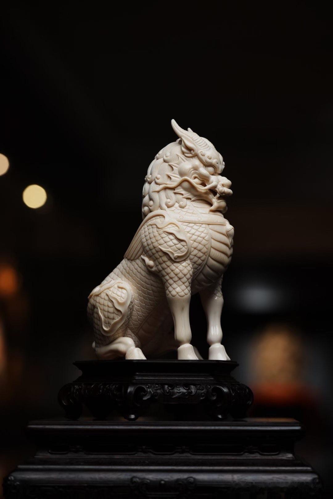 静静立于案头，却自带一身气象。

麒麟昂首而坐，神情沉稳，鳞甲层层铺展，线条清晰