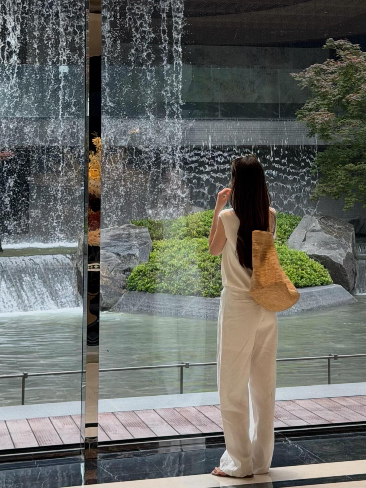 女人如果没有一个好丈夫，
你再漂亮再有能力，
再善良再温柔，
这些好，在外人眼里