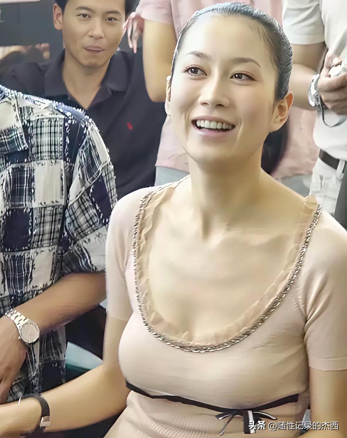 毕业于北京电影学院表演系的温峥嵘，出道很早，早年跟韩雪演过对手戏，韩雪早都出名了