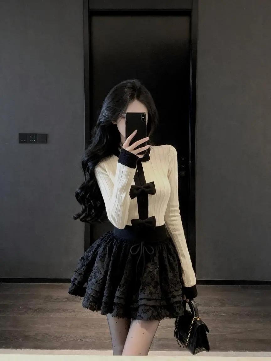 今天是黑白配的甜酷感
针织衫上的蝴蝶结是藏不住的少女心
蓬蓬裙晃出蓬松的快乐
连