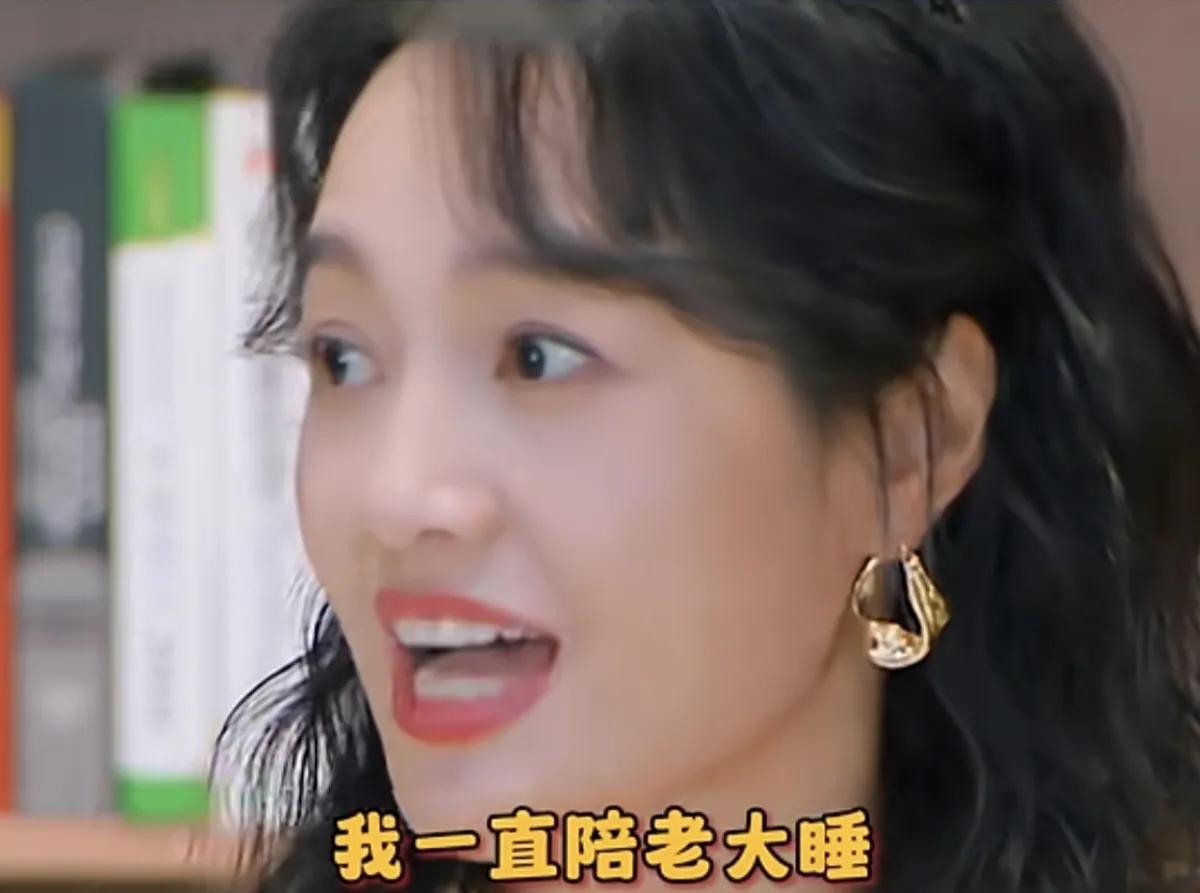 朱丹透露：“我一直陪老大睡，因为有老二的时候，姐姐3岁嘛，她慢慢开始有自我意识和