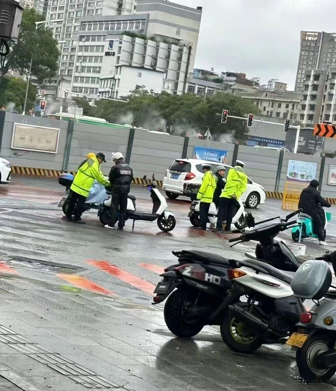 雨中推车刷屏了，但这事儿细想挺复杂