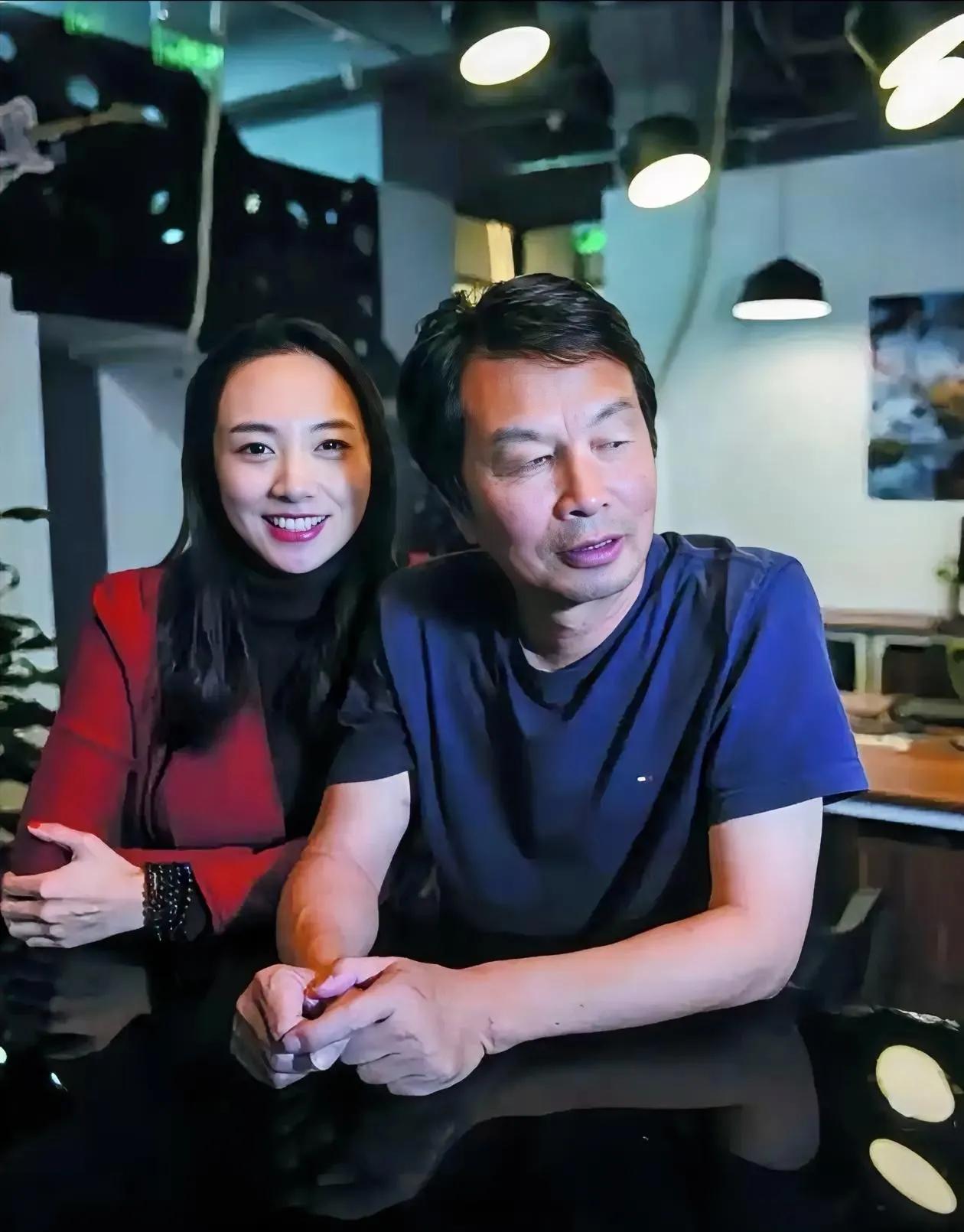 刘震云曾告诫女儿：
“女人必须现实一点，没有任何一个男人跟你结婚，是为了给你幸福