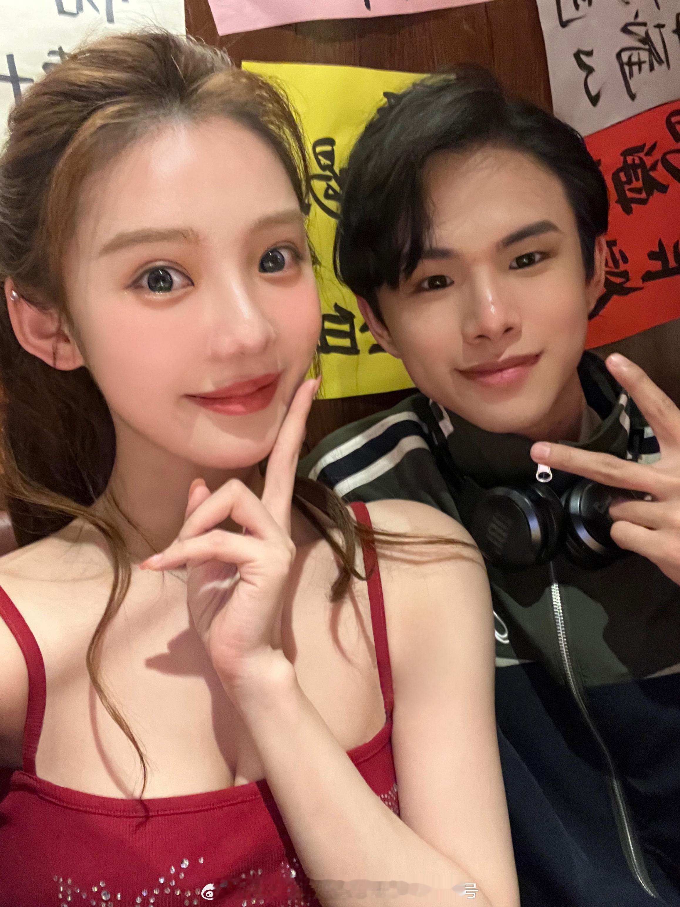 好久不见的两位！有老粉吗[喵喵] ​​​