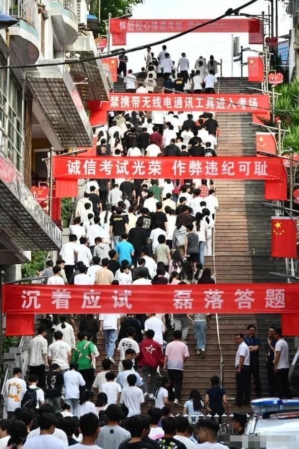 高考迎来坏消息，近200万考生“本科名额”或被挤掉？高考圈有个让人揪心的消息，今