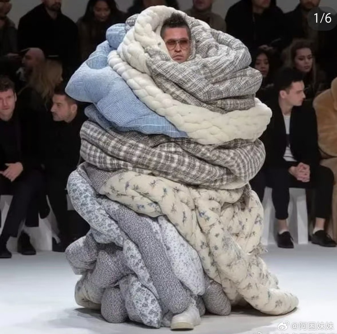 今天的温度真可以这样出门，淅淅簌簌的小雨虽打在身上，但也不亚于依萍找她爸要钱那天