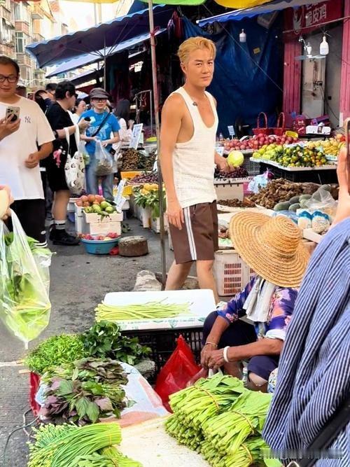 吴克群与百色村民共提前过年，温情满溢

2026年1月8日，吴克群现身广西百色乡