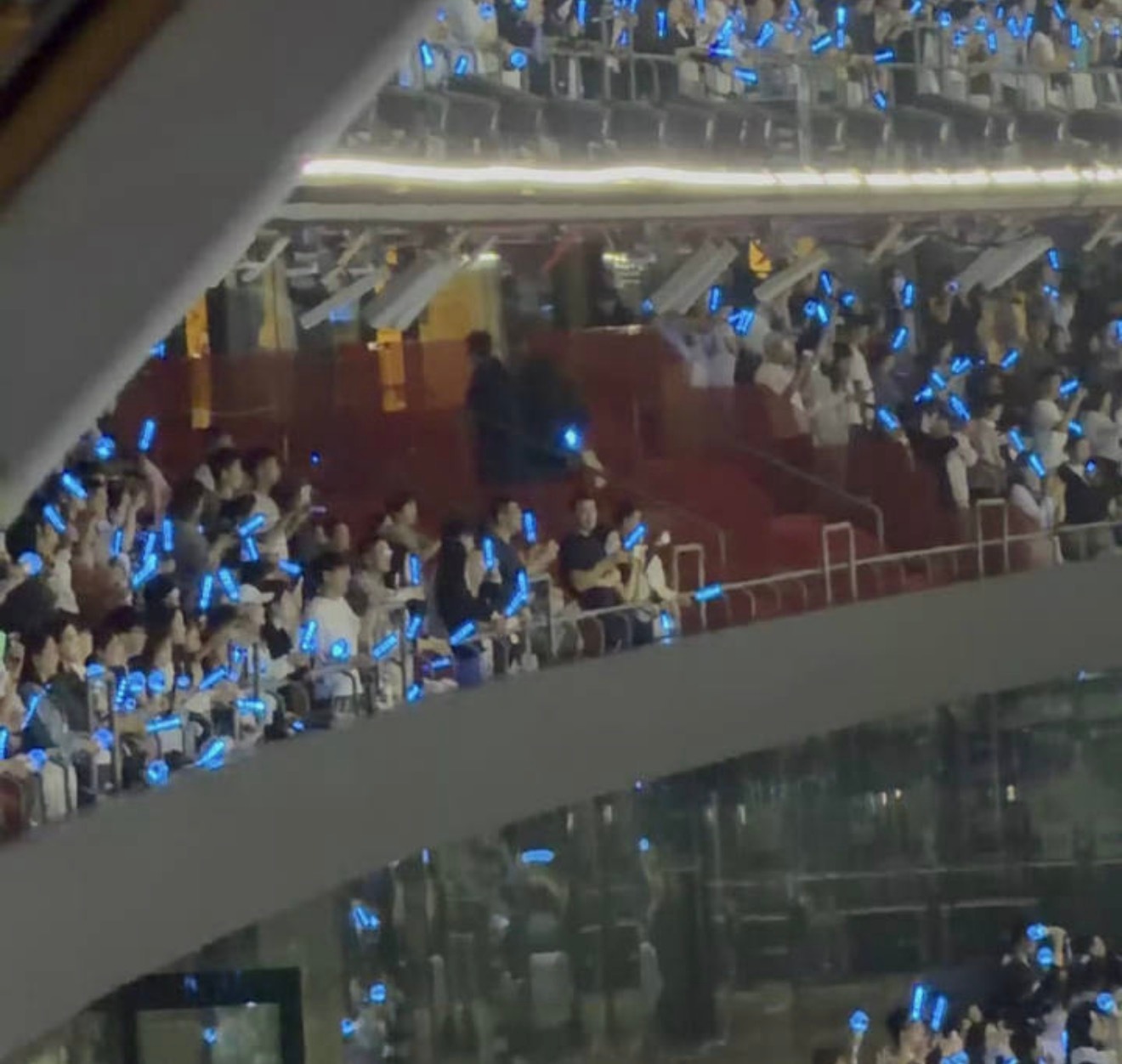 时代少年团走了没通知一下张杰吗不是包厢里连谢娜都没在，那肯定是打好招呼的啊，提前