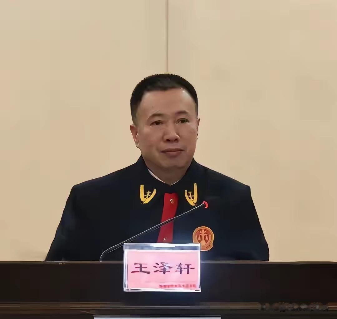 天下奇闻！成都一法院院长兼职律师，贪污腐败玩出了新高度。可能大家对于贪污腐败现象
