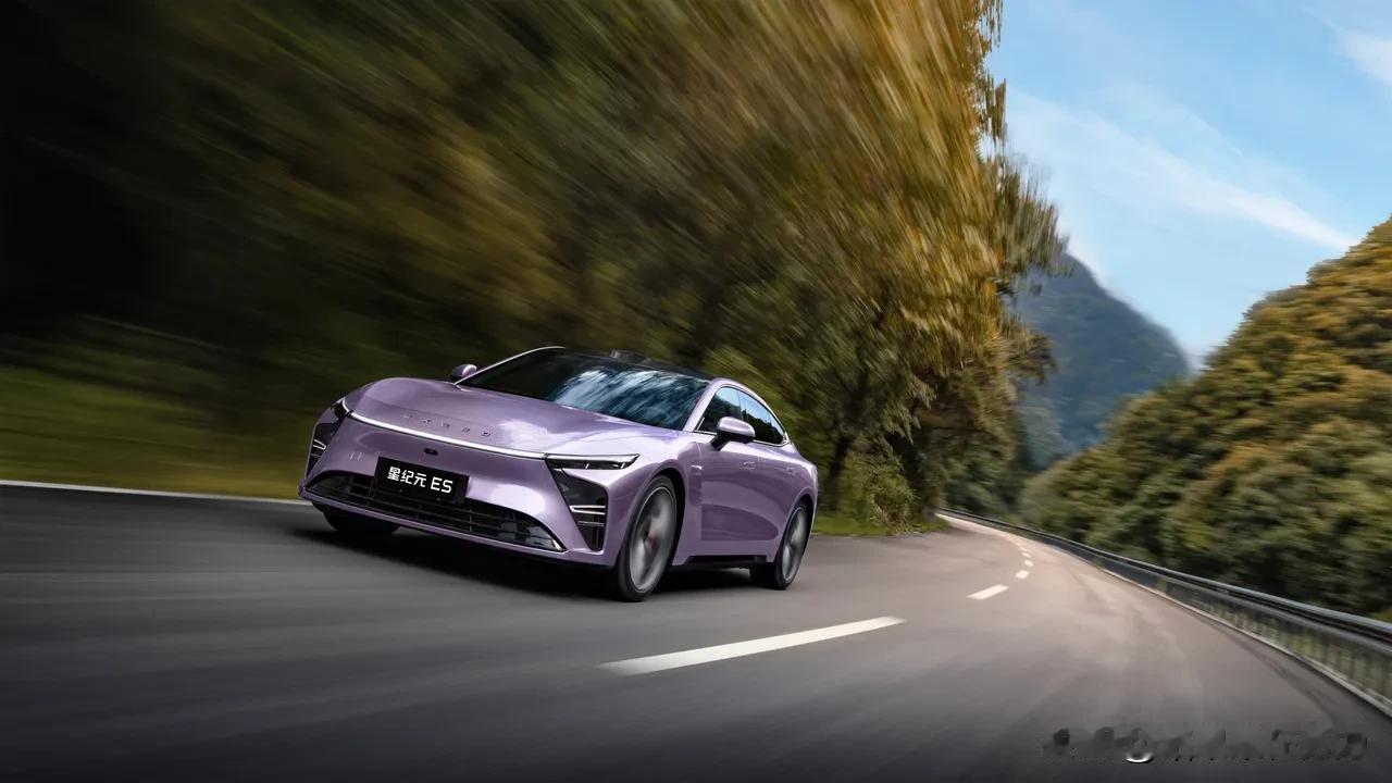 先说续航，真的超出预期！官方标720公里，我这三个月市区上下班、周末近郊跑跑，实