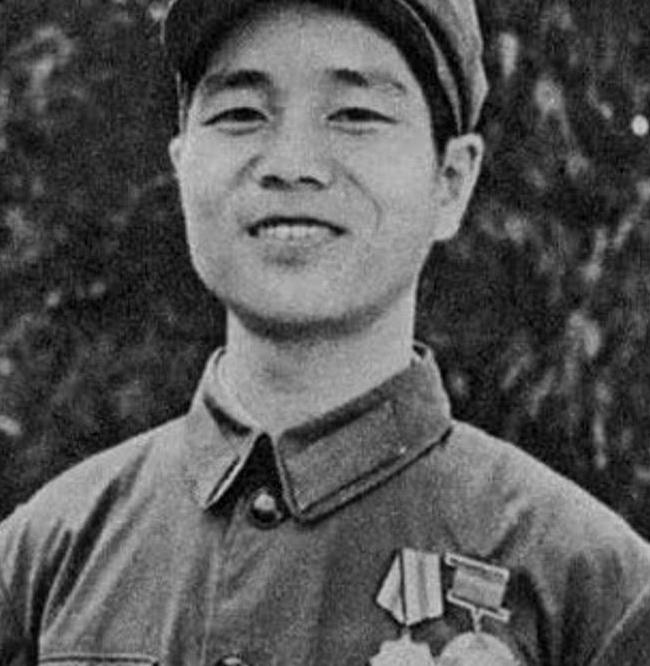 1979年，刘勇抱着一挺轻机枪，摸到越军阵地70米处，对着越军机枪手扫射，谁知子