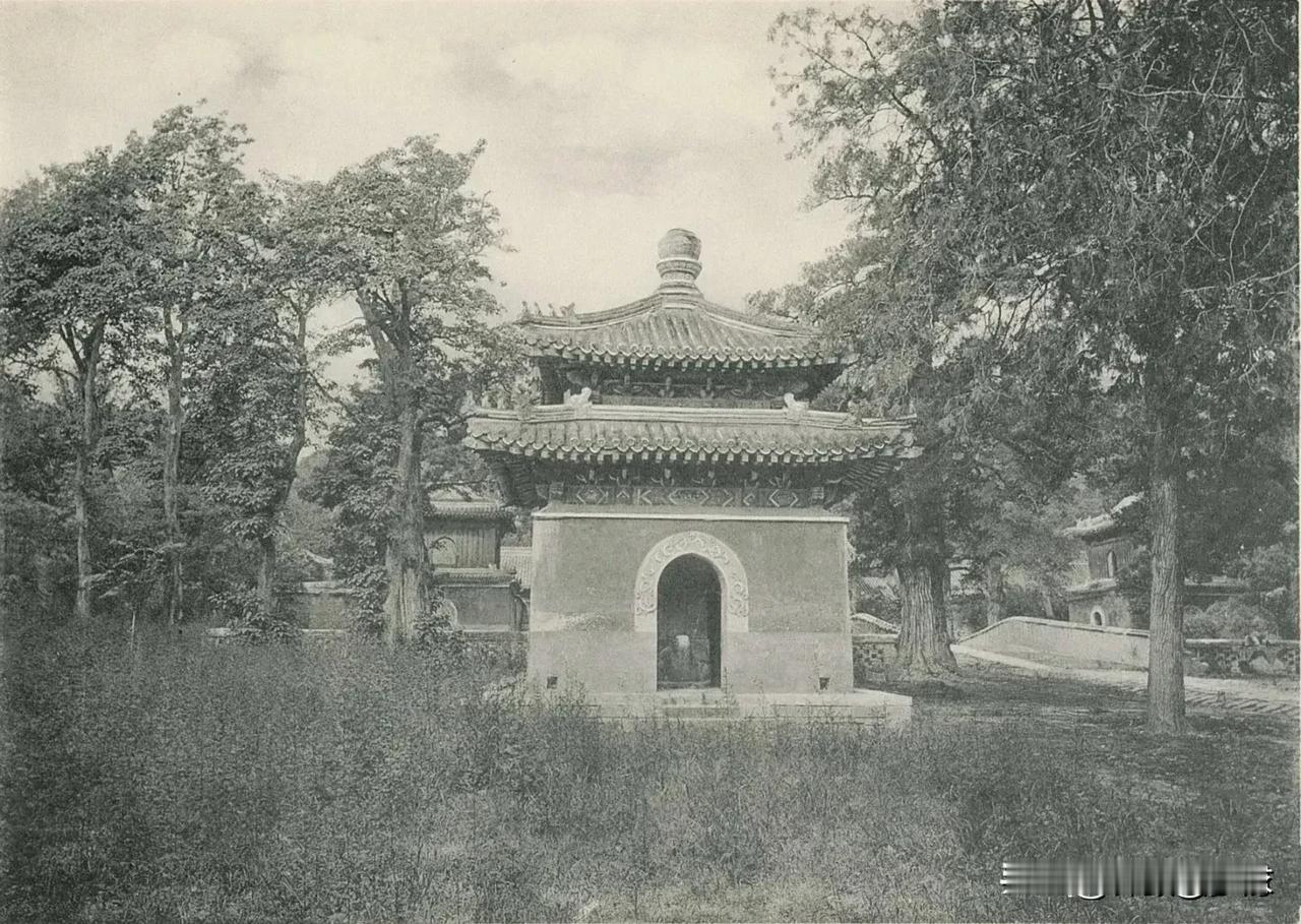 1936年，京西大觉寺。夏季纳凉的幽境。很多古树都在，转眼百年沧桑！图中为碑亭，