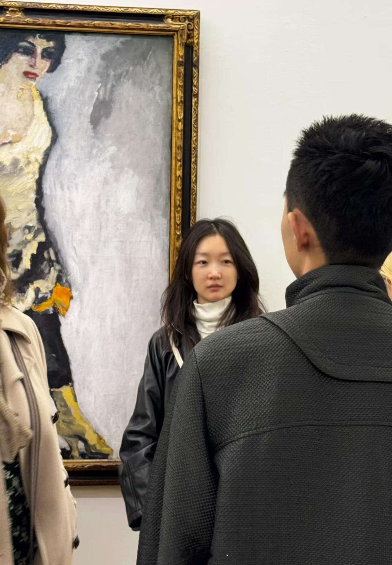 投稿：巴黎偶遇周冬雨蓬皮杜门口擦肩而过，朋友很喜欢她一秒就发现了哈哈哈逛着逛着又