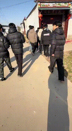00后发小团，磕头拜年太暖心！
 2026年马年大年初一，山东菏泽的13个00后