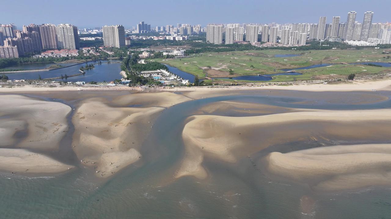 这里的海水，涌动着更为深沉的蓝，海浪带着磅礴的气势拍打着海岸，不同于侨港海滩的轻