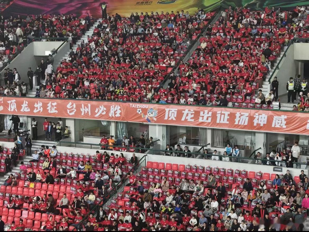 吴越杯万众一心燃动台州吴越杯创纪录！台州主场3万球迷助威，2:0力克金华，喜迎开