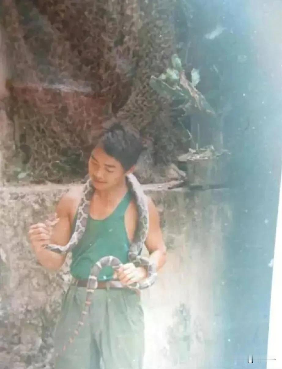 老山前线，一名战士意外捕获一条蟒蛇……
战地记者抓拍了这悠闲的一刻。
#致敬中国