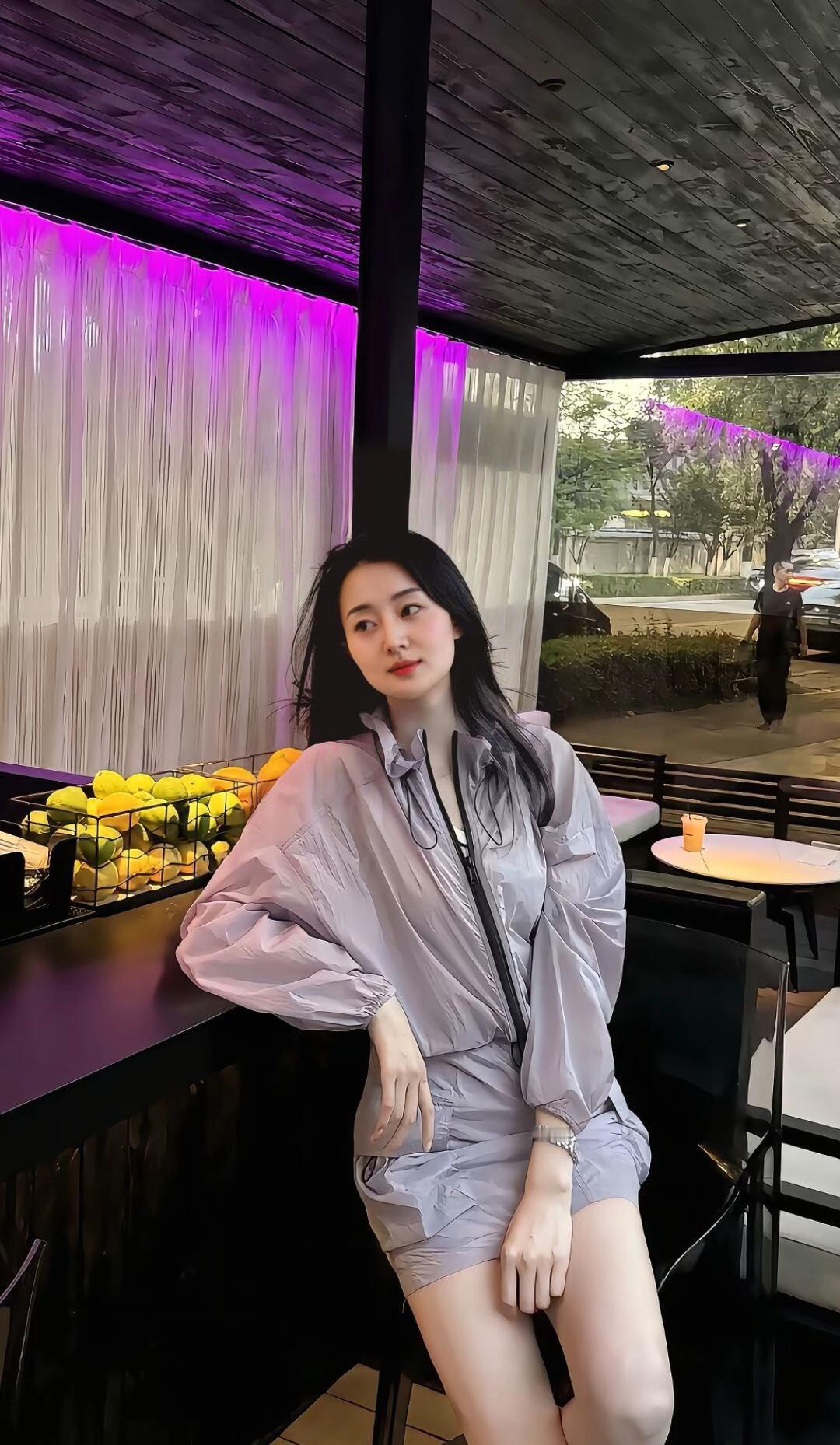 紫衣美人倚栏坐，风姿绰约似画卷。