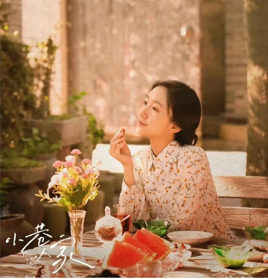 再看《小巷人家》明明宋莹和黄玲都帮过张阿妹，她为啥独独恨透了宋莹？原来啊，人性的