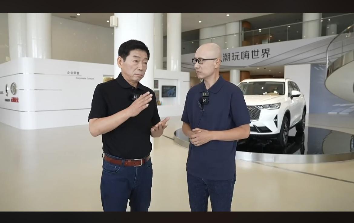 魏建军周日一早开始直播，不仅卷而且敢说。
“车的油耗稍微高点，但是我们安全”。

