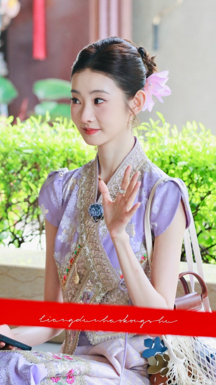 张艺凡傣装盘发簪花张艺凡傣族少女张艺凡傣族少女来啦 