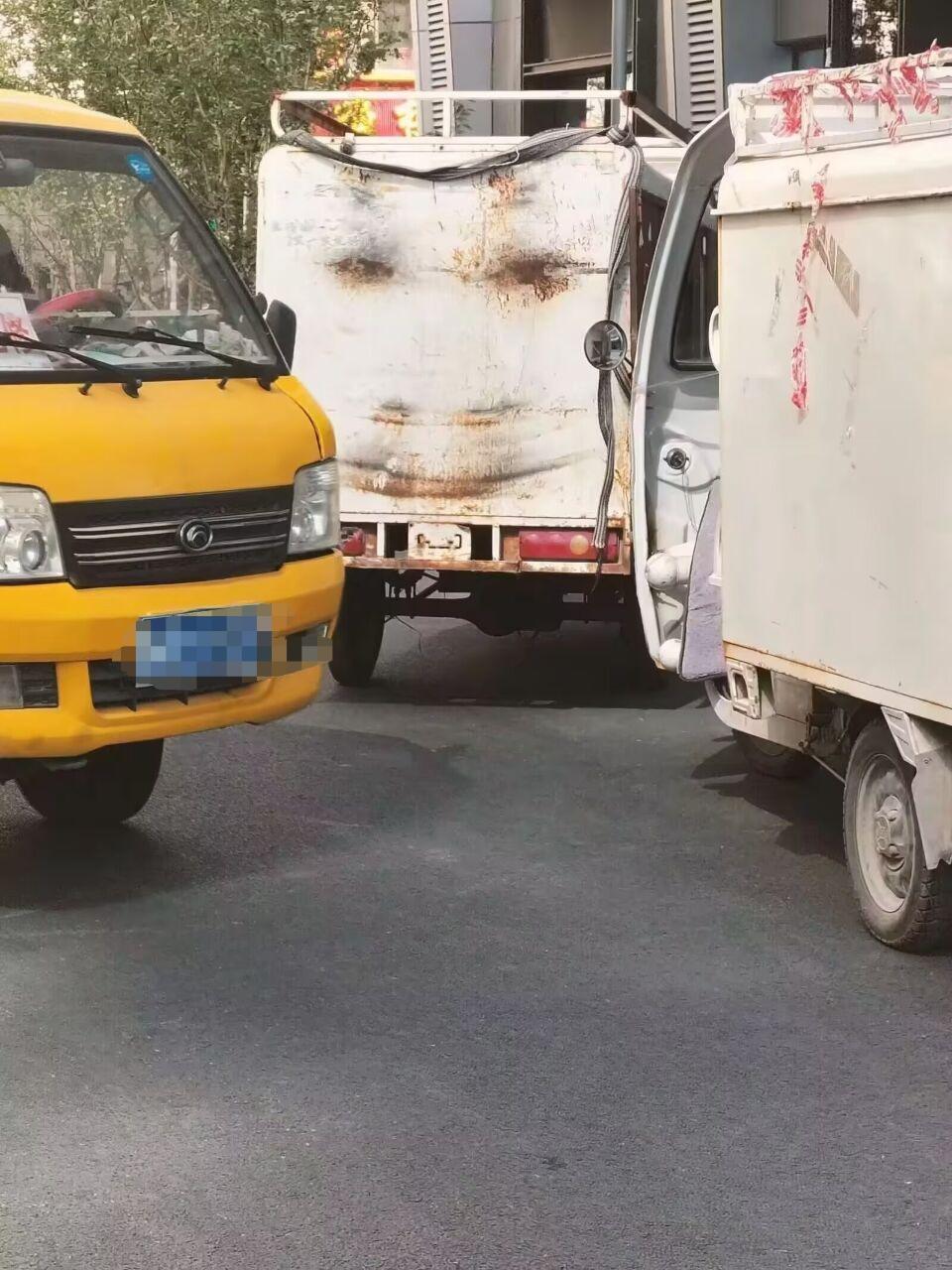 不是等会，我怎么看这个车后面有点熟悉呢