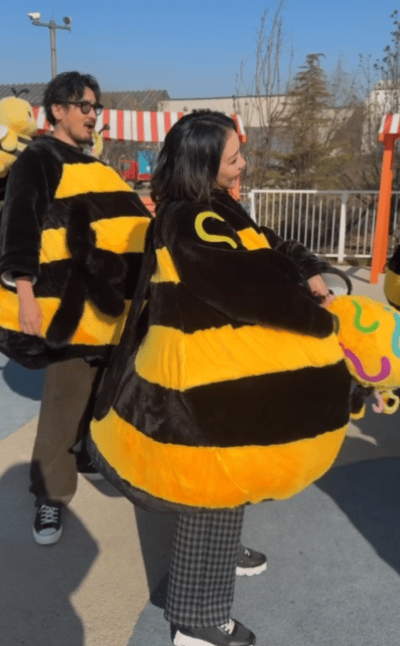 谁家综艺捅了疯窝了 救命！这综艺开场就癫到我心里！嘉宾扮小蜜蜂一扭一扭出场，队服