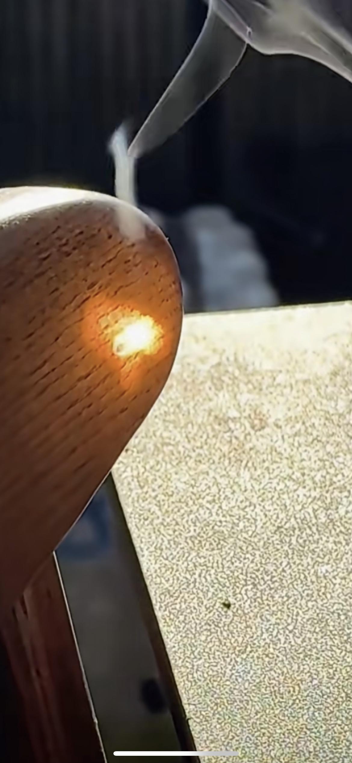 12月28日黑龙江，网友家中木椅子莫名被点着，空气中有明显的烟雾。最后发现是光穿