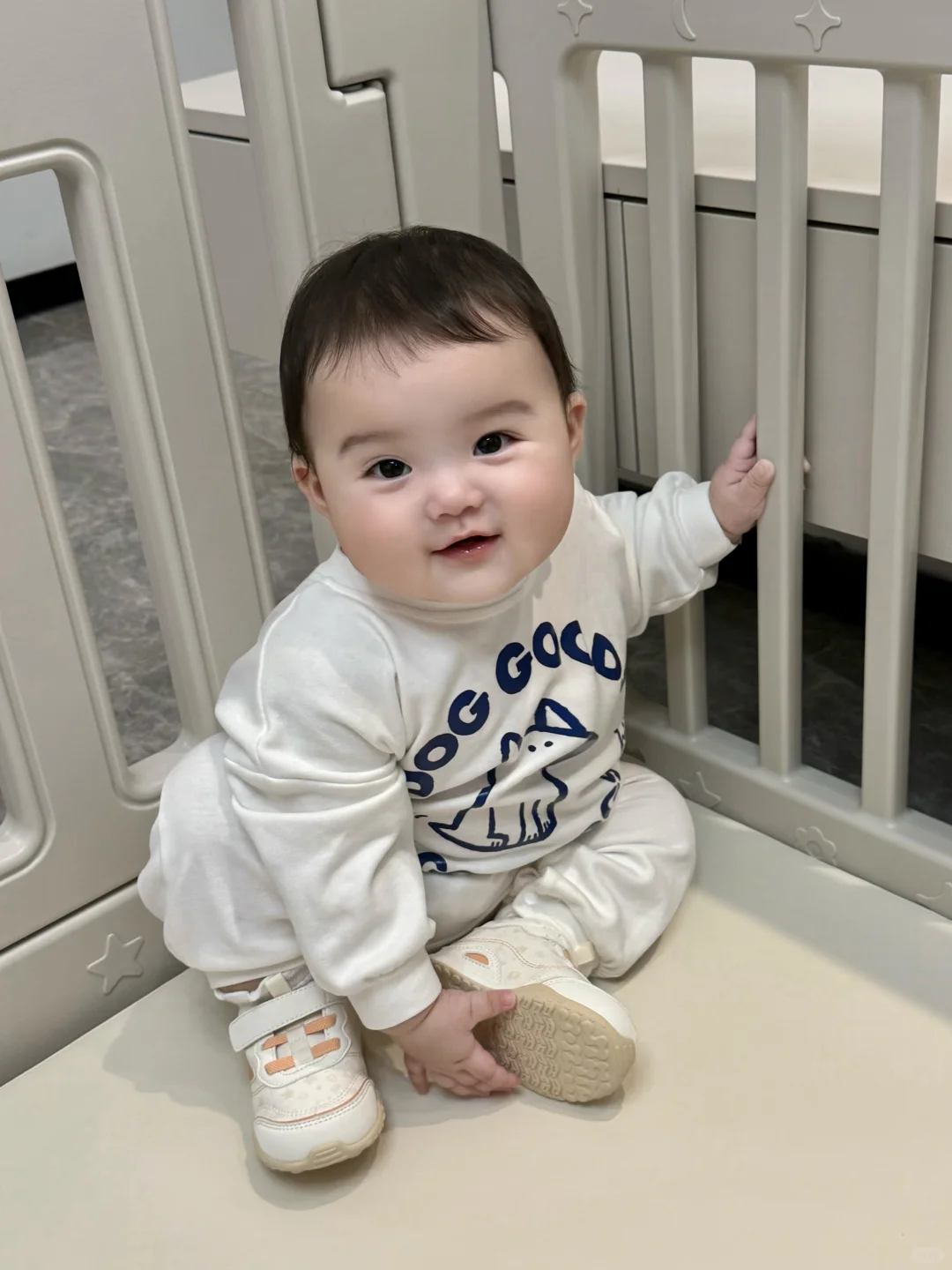 好喜欢我的胖宝宝，真像一个小手办～