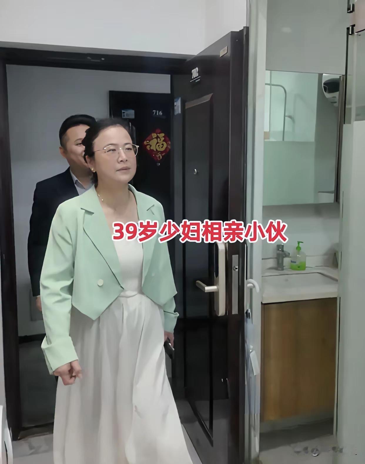  浙江一位39岁的女老板，近期相亲时看中了一名28岁的东北小伙。这名小伙在理发店