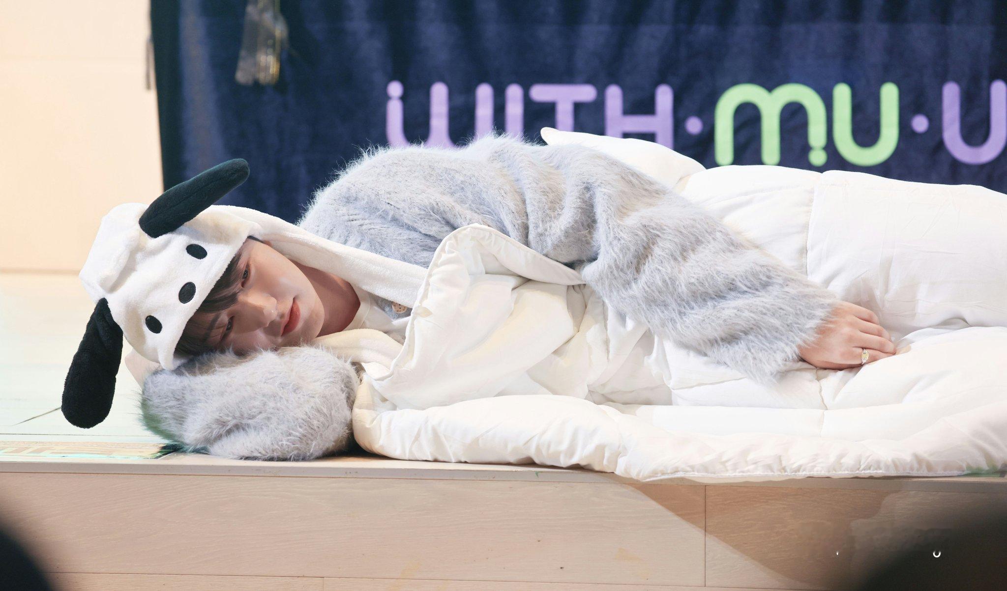 黄仁俊[超话]   hrj  黄仁俊  ✨✨宝宝晚安✨✨💤 