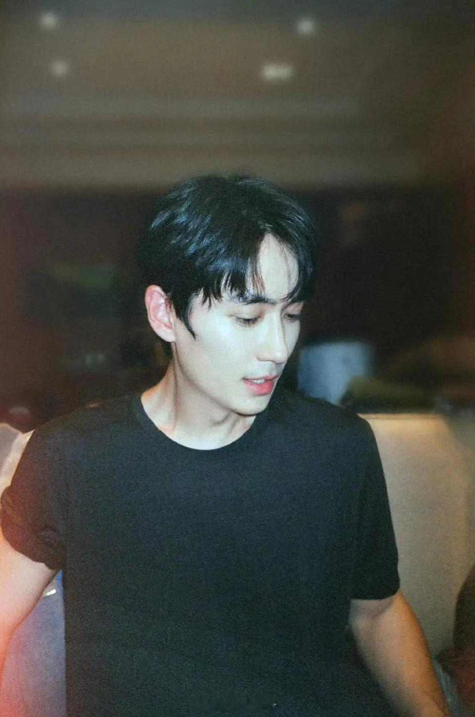 哇哦，朱一龙这超绝素颜照，有一种出水芙蓉的感觉。才发现他也是浓颜系诶。 