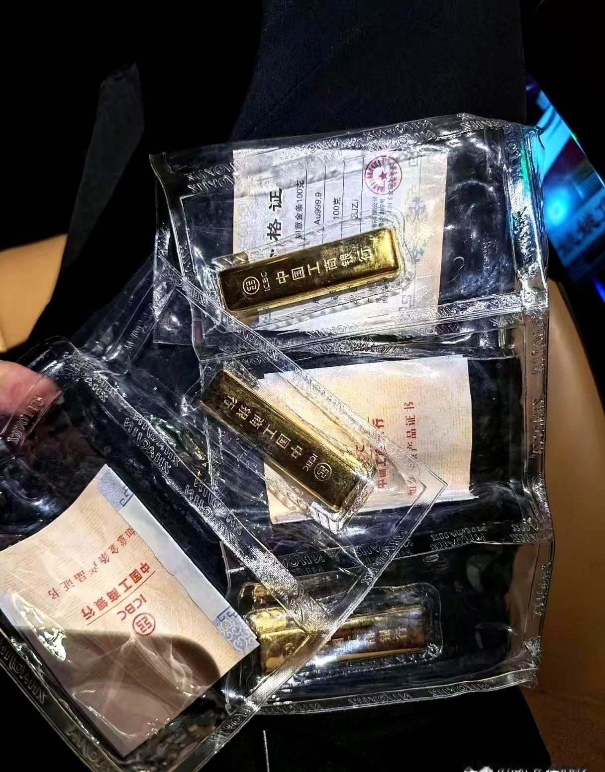 谁懂啊，黄金这波直接把人心态狠狠干碎了！
6月24日盘中金价一路往下砸，最低都到