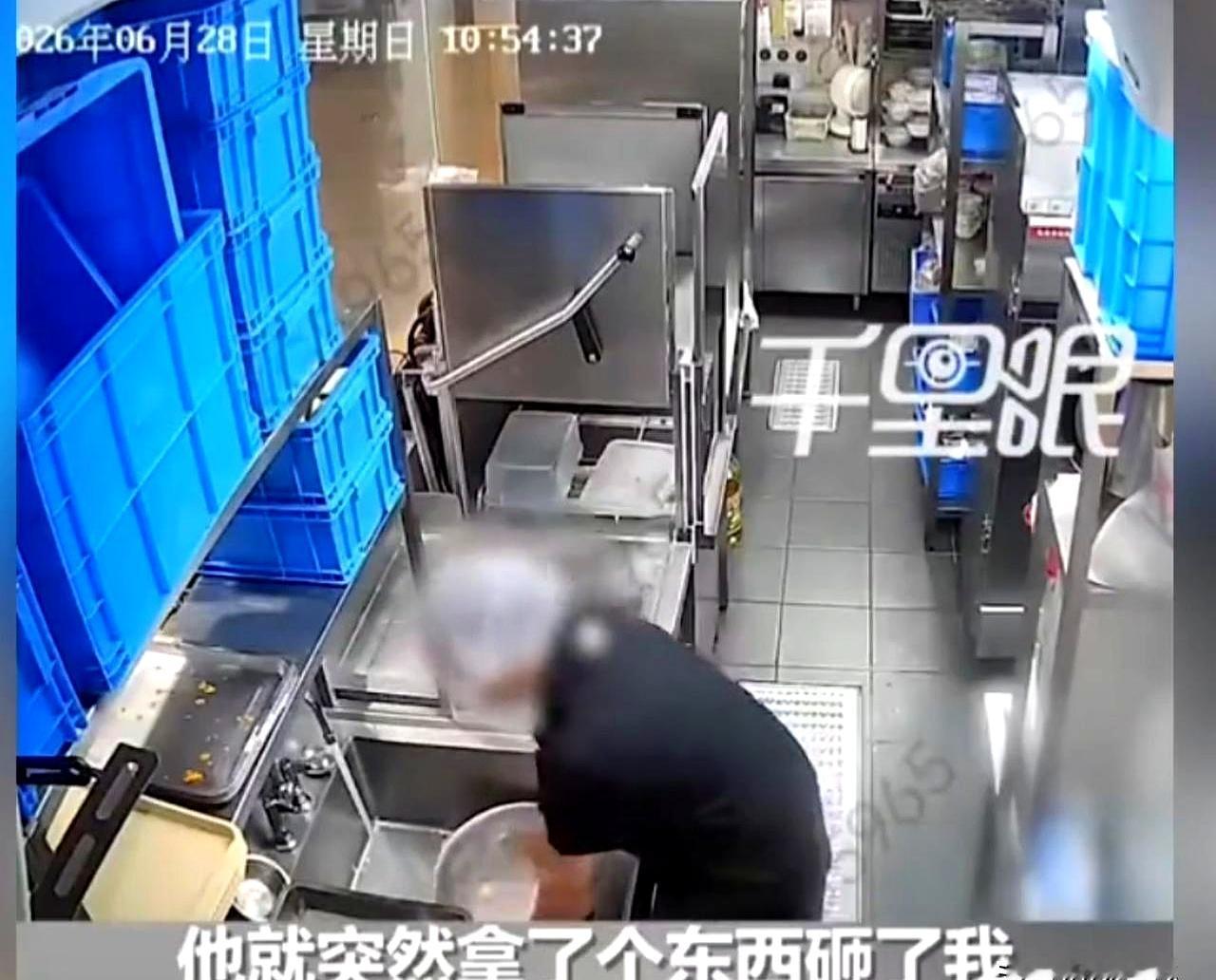 相个亲，能把人逼到上班地方动手，这事也太离谱了吧？
上海这位孙女士的经历，真是把