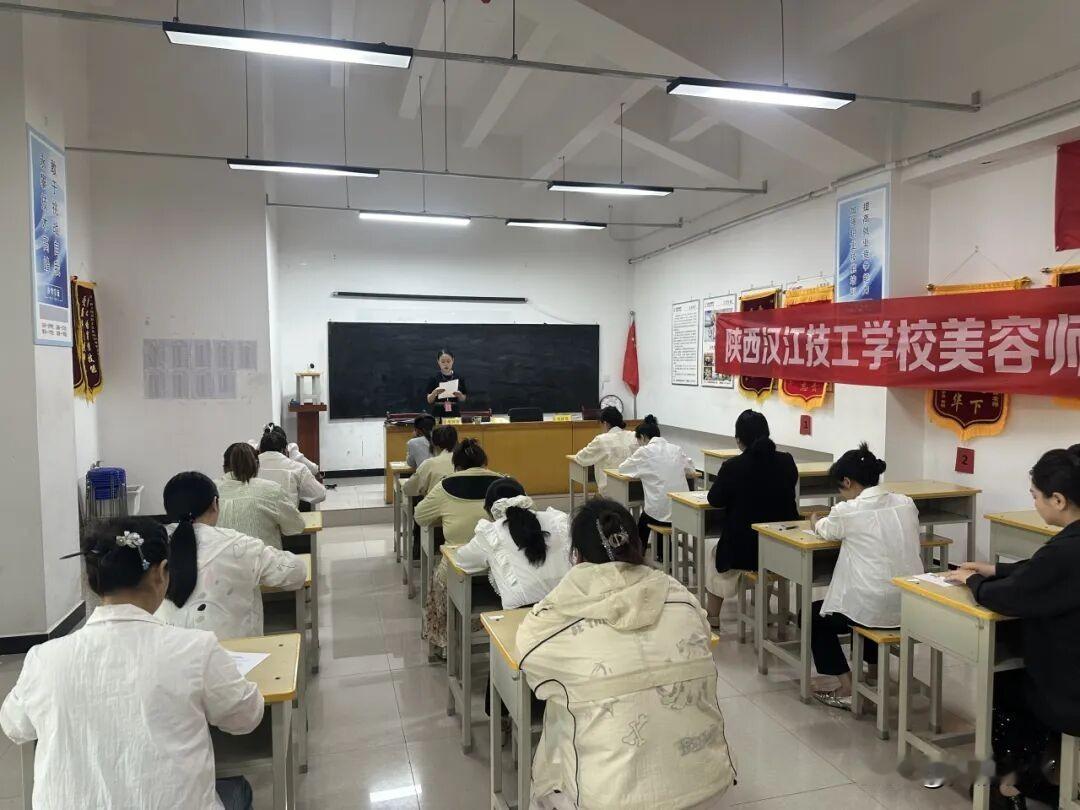 6月9日，陕西汉江技工学校培训评价处组织考评团队，赴西乡县怡菲职业培训学校开展美
