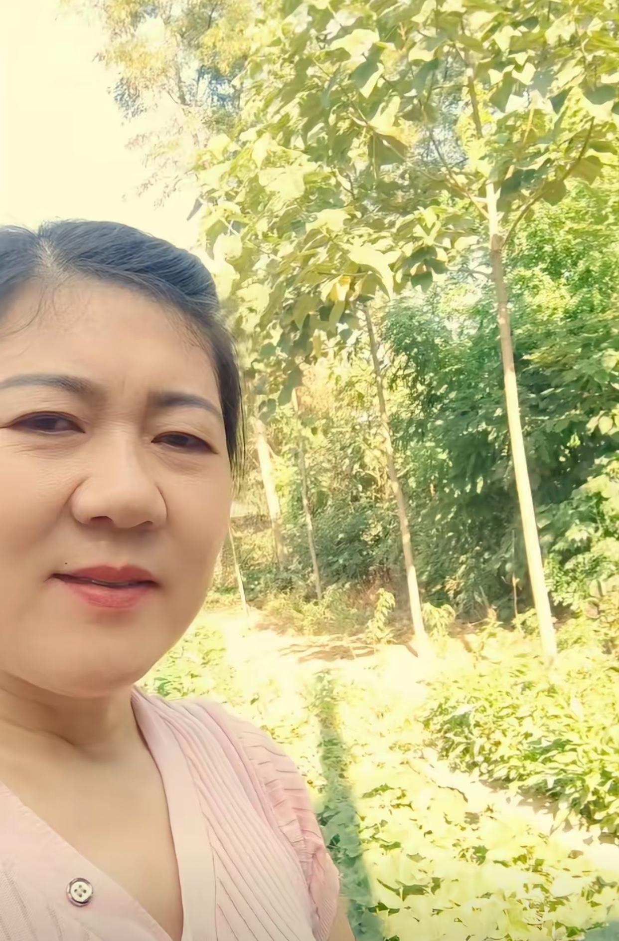 萌萌前婆婆杨女士又发了视频，讲到：“做人不要人前一套背后一套，别人不揭穿你，只是