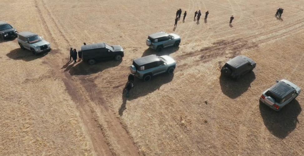 没有香槟塔，没有红毯。内蒙古锡林郭勒的火山口，成了仰望U8的交付现场。
把提车直