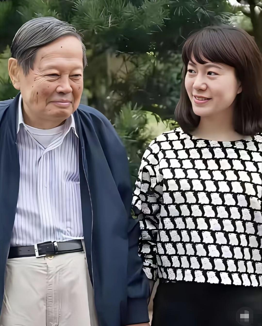 看哭了！翁帆发文悼念杨振宁：10月19日，出版的《光明日报》04版刊发翁帆署名的