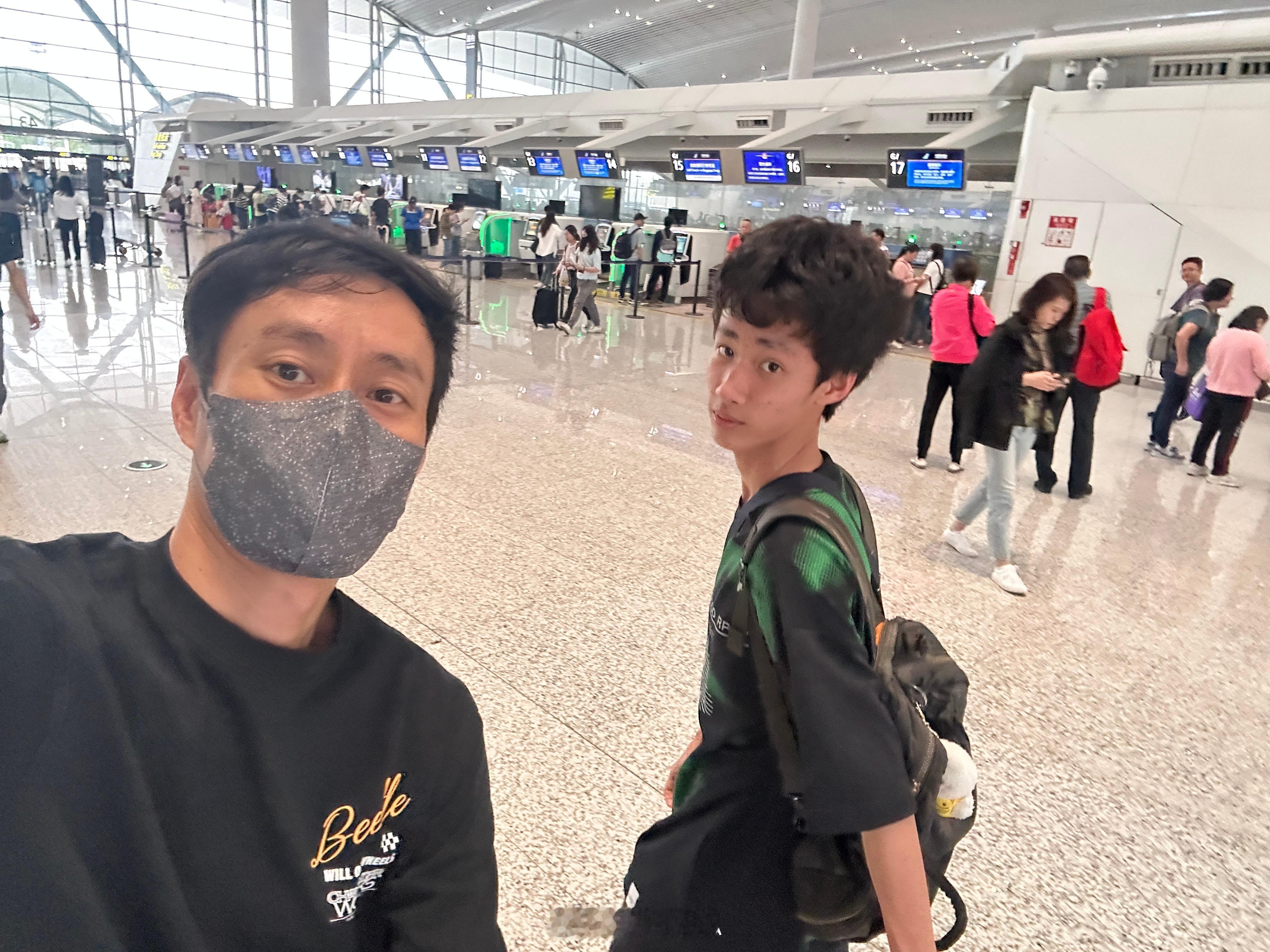 老父亲费尽功夫带儿子去看看偶像，没想到折腾了整整两天都还在机场[苦涩][苦涩][