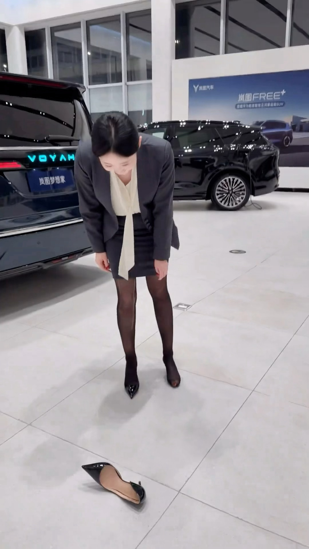 汽车销售及鞋都飞出去了啊 